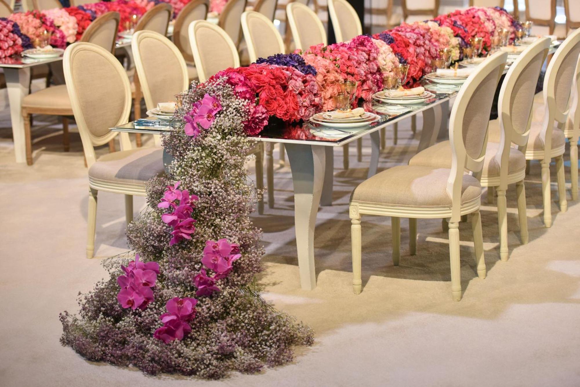 The Ritz-Carlton, Doha Hotel Eksteriør billede A table decorated with flowers