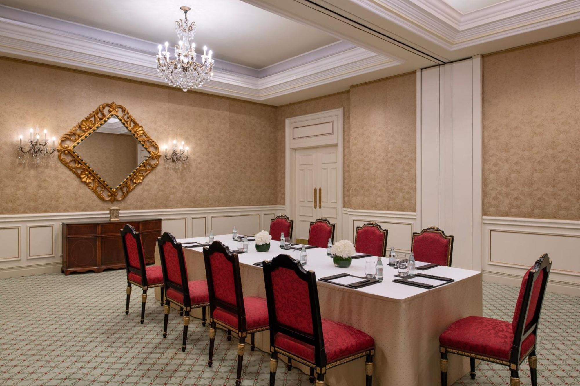 The Ritz-Carlton, Doha Hotel Eksteriør billede A boardroom at the Four Seasons Hotel, Mumbai