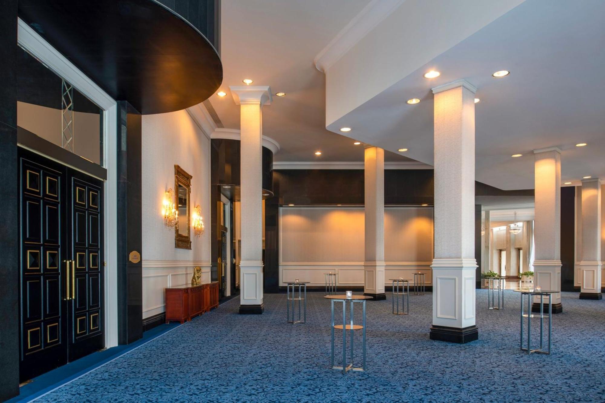 The Ritz-Carlton, Doha Hotel Eksteriør billede The foyer of the Berlinale Palast