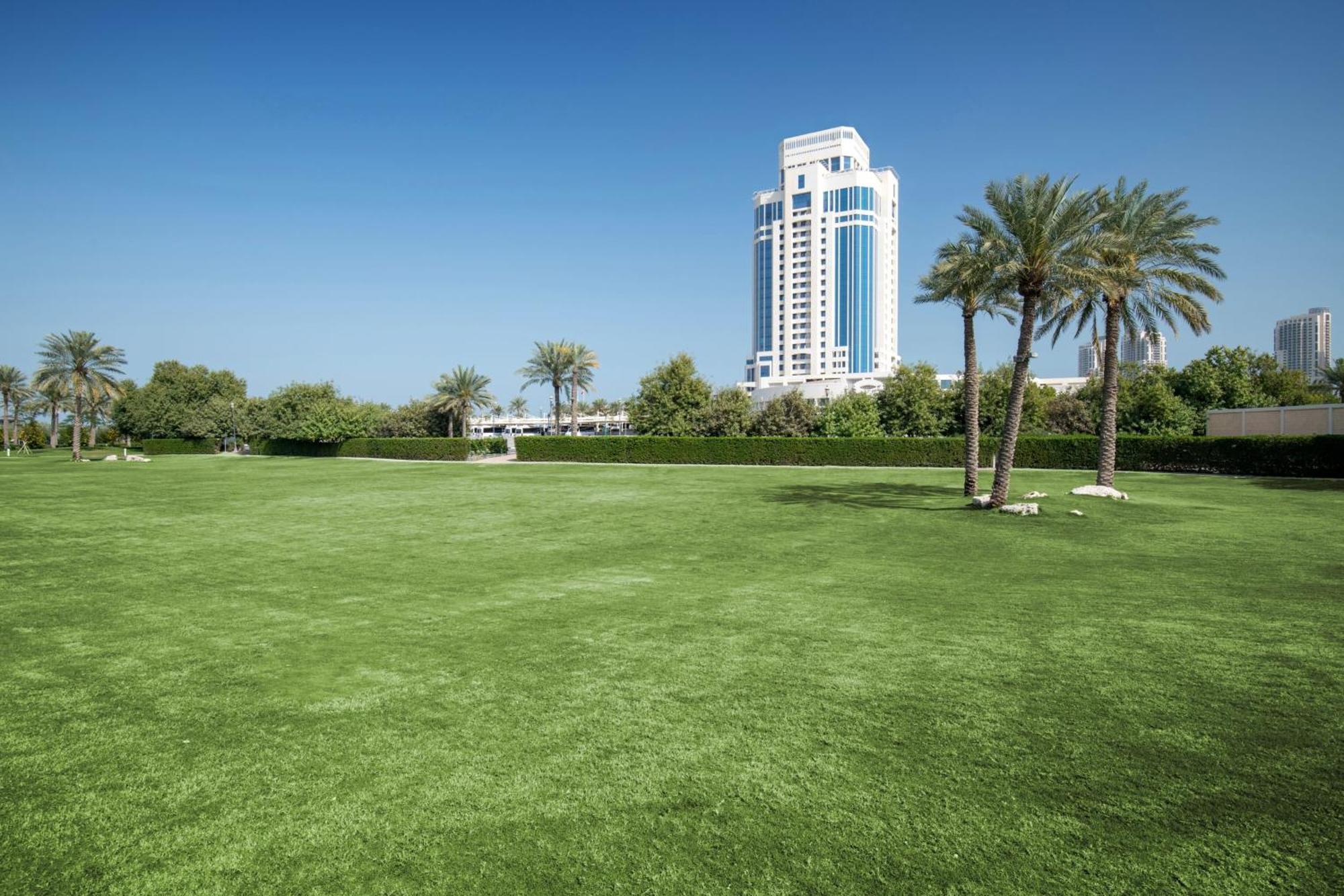 The Ritz-Carlton, Doha Hotel Eksteriør billede Dubai Polo & Equestrian Club