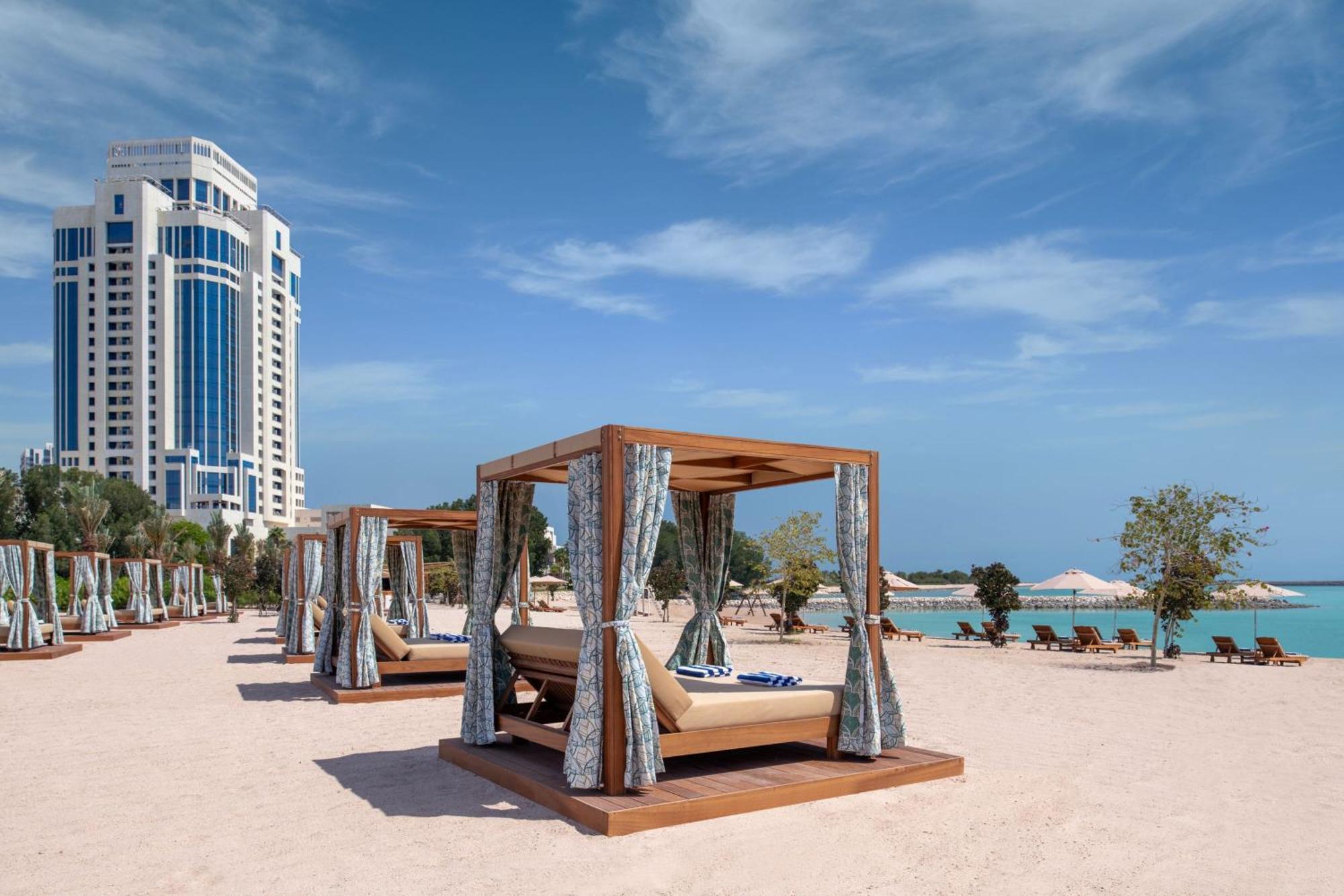 The Ritz-Carlton, Doha Hotel Eksteriør billede Beach at the hotel